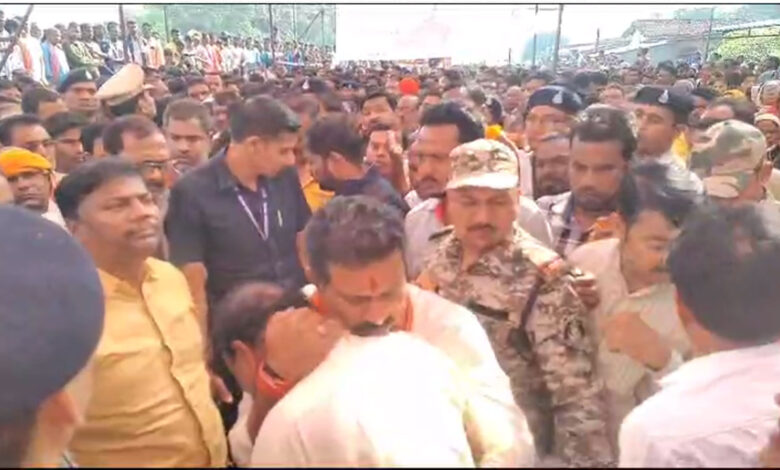 Martyr's father started crying bitterly after hugging Deputy CM Vijay Sharma