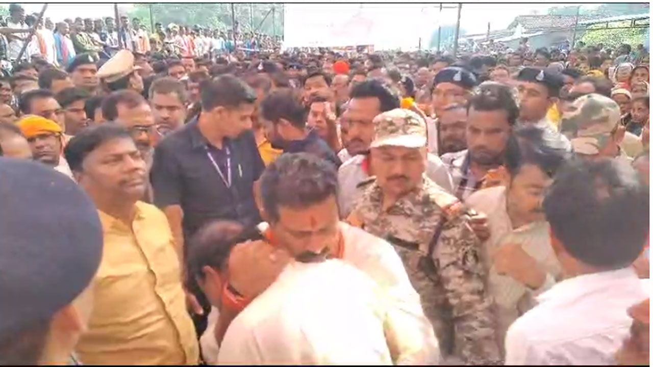 Martyr's father started crying bitterly after hugging Deputy CM Vijay Sharma