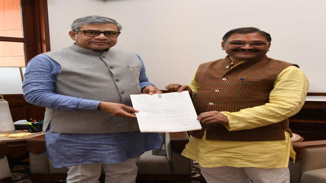 MP Santosh Pandey met the Union Railway Minister