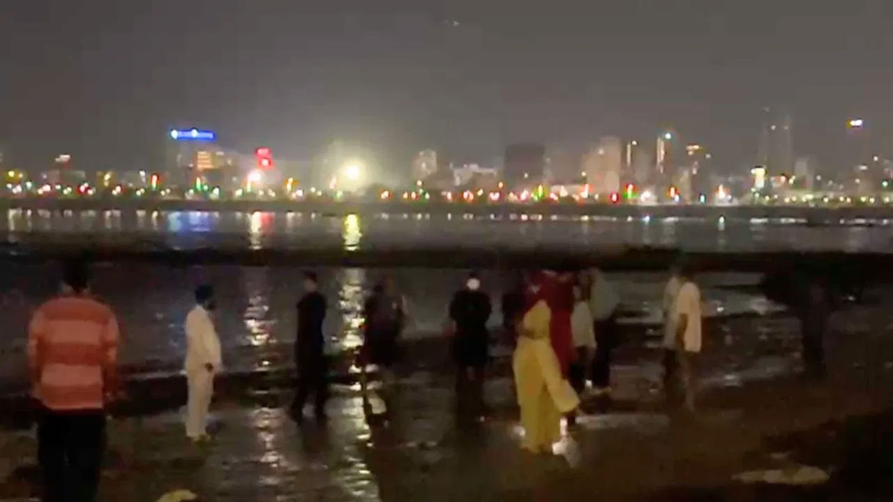 Five boys playing Holi on Mahim beach drowned in the sea, one died