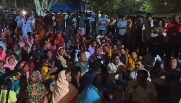 Ward residents surrounded the police station