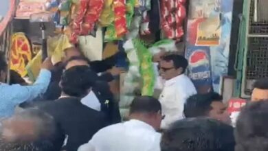 Lawyers vandalize the market