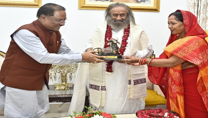 Chief Minister Vishnudev Sai took blessings from Sri Sri Ravi Shankar