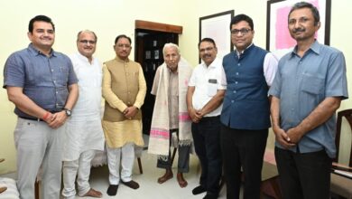 CM Sai visited the residence of litterateur Vinod Shukla and congratulated him