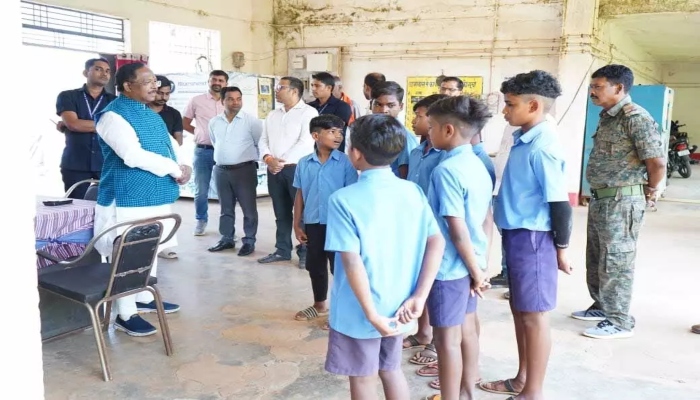 Minister Netam arrived to inspect the hostel and issued instructions to the officers