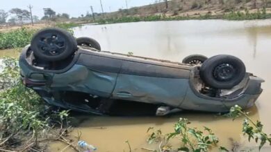 Naib Tehsildar's car overturned, passersby saved his life