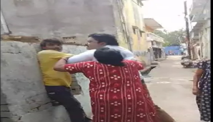 बिलासपुर में BJP नेता की गुंडागर्दी का वीडियो वायरल, महिलाओं से भी की मारपीट