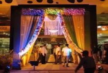 बार के बाहर नशे में धुत युवकों का हंगामा, सड़क पर की मारपीट