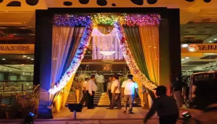 बार के बाहर नशे में धुत युवकों का हंगामा, सड़क पर की मारपीट