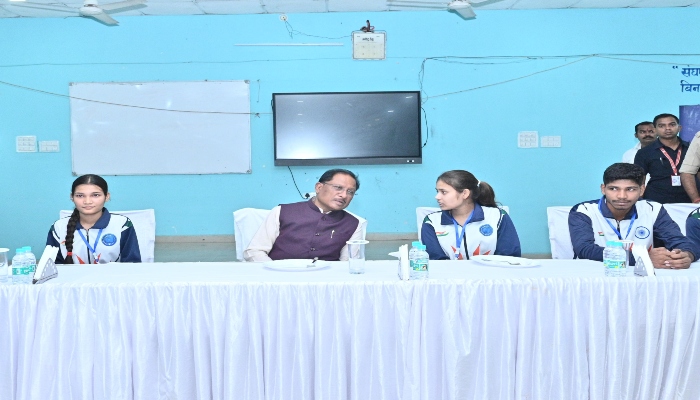 मुख्यमंत्री ने आकांक्षा विद्यालय के छात्रों से की मुलाकात, दी सफलता की शुभकामनाएं