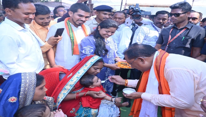 The Chief Minister fed kheer to the children and performed Annaprasan and also participated in the baby shower