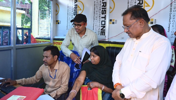 Chief Minister visited Atal Digital Seva Kendra, villagers got banking facility