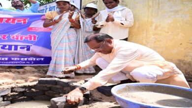Chief Minister became a mason and laid bricks in soak pit for water conservation