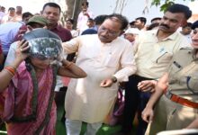 The Chief Minister gave the message of road safety by wearing a helmet
