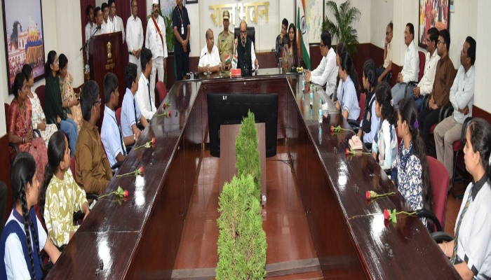 Topper students of board exams met the Governor and were felicitated