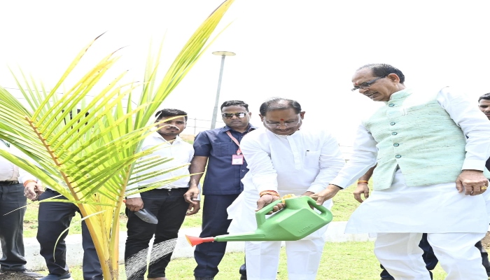 Unique initiative for environmental protection in Nava Raipur: Chief Minister and Union Minister planted coconut saplings