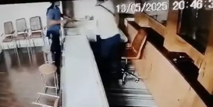 Father and daughter attacked in a jeweler's shop, girl shot in the leg