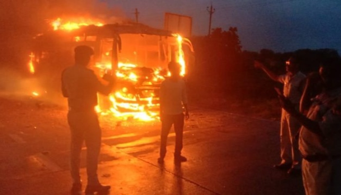 चलती बस में लगी भीषण आग: मां-बेटी और भाई-बहन समेत 5 की जलकर मौत, 80 यात्री सवार थे