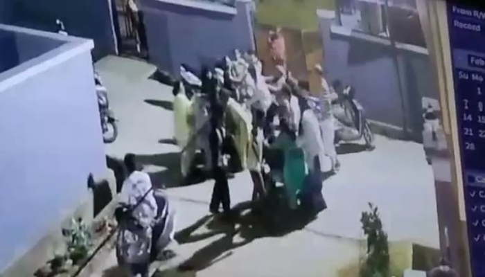 Attack by a crazy lover: Attacked a family with a knife for not talking to the girl, incident captured on CCTV