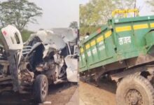 Horrible road accident in Dhamtari, retired principal dies, driver injured