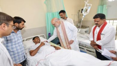 एम्स में घायल जवानों से मिले केंद्रीय गृहमंत्री अमित शाह, कहा – देश को है गर्व