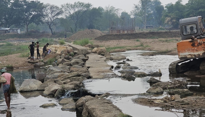 Dia from wall constructed at a cost of 2 crores broke in the first rain, allegations of corruption in construction, penalty recovered from the contracting company