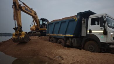 रेत के अवैध उत्खनन पर बड़ी कार्रवाई: खनिज विभाग ने जब्त की 2 चैन माउंटेन मशीन; 2 हाइवा और 400 हाइवा रेत-मिट्टी