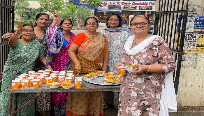 महिला मंडल ने गर्मी में किया ठंडा शरबत-प्रसादी का वितरण