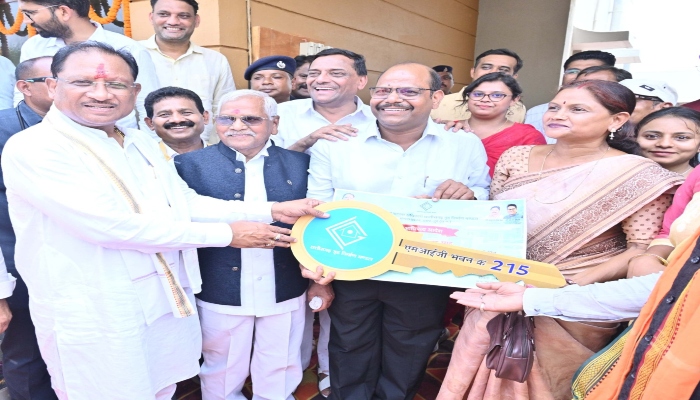 Chief Minister's surprise visit to Achoti village of Dhamdha, inauguration of Mahtari Sadan and Atal Awas under Sushasan Tihaar