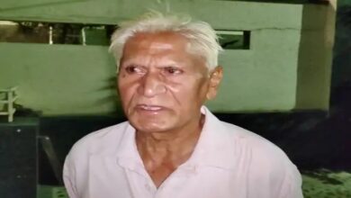 85 thousand rupees looted by putting chilli powder in the eyes of the trader
