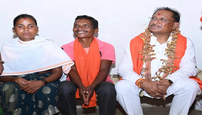 Chief Minister reached PM Janman Awas of Pahari Korwa, villagers welcomed him by garlanding him with Sarai flowers