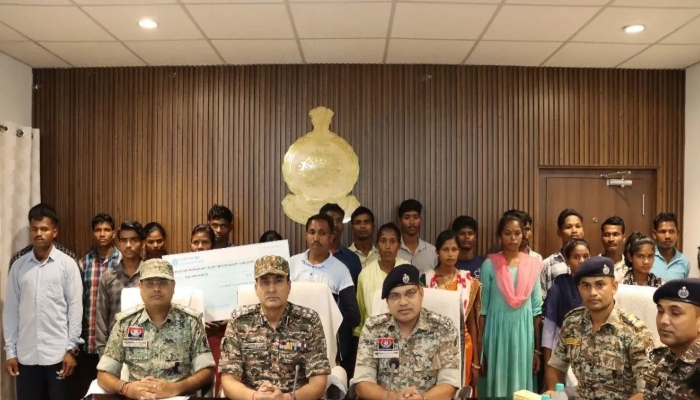 नक्सल संगठन को बड़ा झटका: बीजापुर में 24 नक्सलियों ने किया सरेंडर, 87.5 लाख का था इनाम