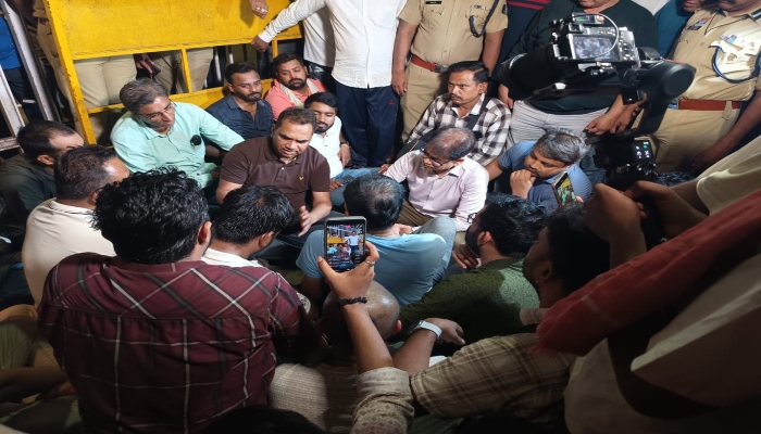 अंबेडकर अस्पताल में पत्रकारों से मारपीट: पिस्टल लेकर धमकाने पहुंचे बाउंसर, बोले चेहरा पहचान लिया जहां दिखे गोली मार देंगे; गिरफ्तार