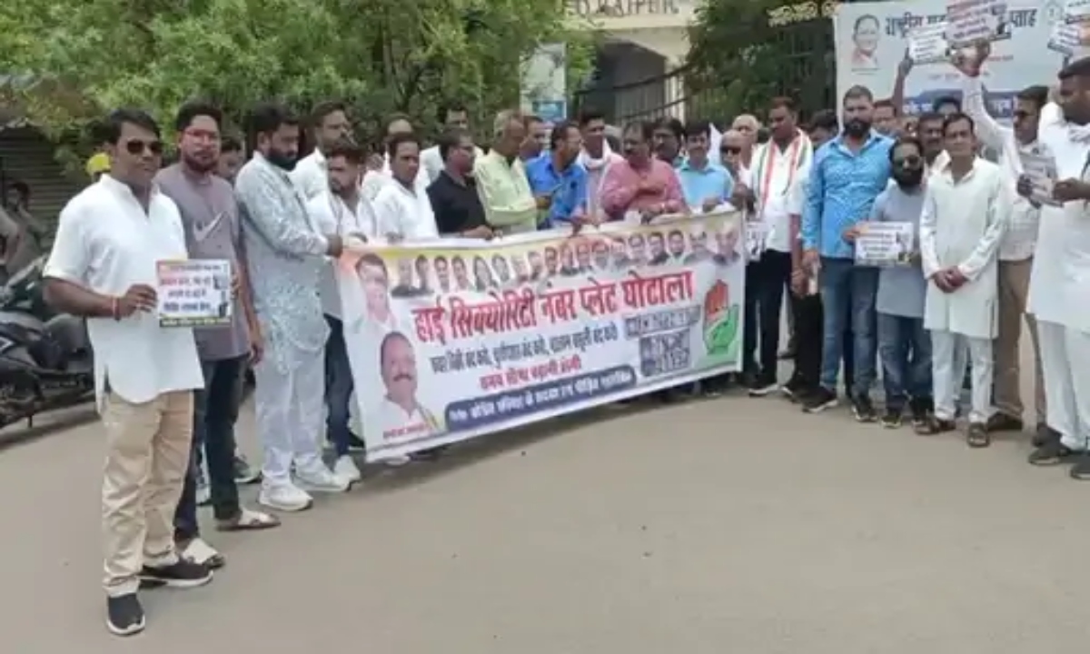 कांग्रेस कार्यकर्ताओं ने RTO ऑफिस का किया घेराव, HSRP व्यवस्था में सुधार की मांग