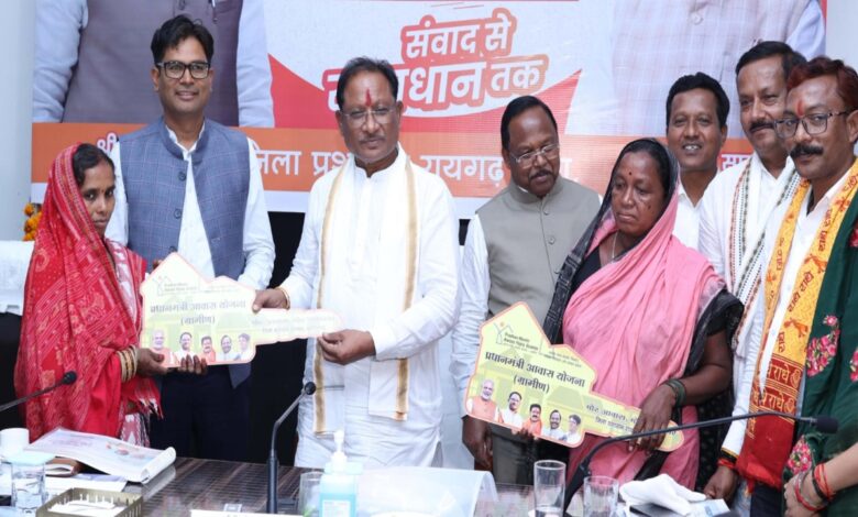 मुख्यमंत्री ने बिरहोर महिलाओं को सौंपे पक्के आवास की चाबी, जनजातीय परिवारों के सपनों को मिला नया ठिकाना