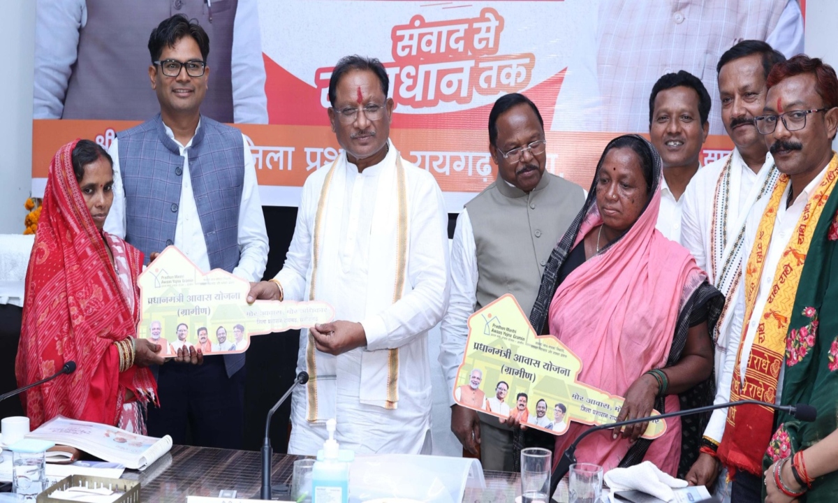 मुख्यमंत्री ने बिरहोर महिलाओं को सौंपे पक्के आवास की चाबी, जनजातीय परिवारों के सपनों को मिला नया ठिकाना