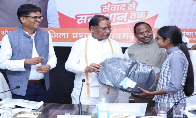 मुख्यमंत्री ने रायगढ़ में प्रतिभावान विद्यार्थियों को किया सम्मानित, लैपटॉप-टैबलेट देकर बढ़ाया उत्साह