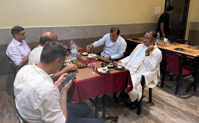 सुशासन तिहार: सीएम साय ने सिमगा के ढाबे में किया भोजन, आमजन से की आत्मीय बातचीत