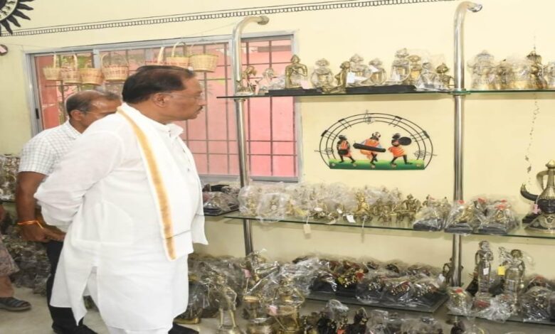 CM साय ने किया शबरी एंपोरियम का दौरा, बेलमेटल सहित बस्तर की जनजातीय कला की की सराहना