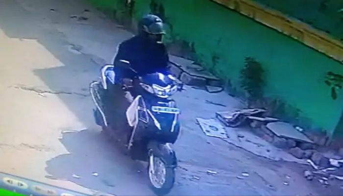 Elderly woman robbed in broad daylight, man posed as courier boy