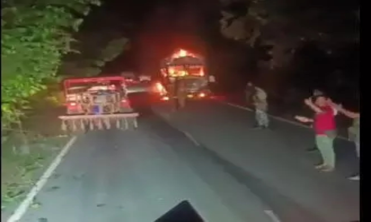नेशनल हाईवे पर नक्सली वारदात, ट्रक को किया आग के हवाले