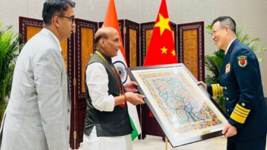 SCO सम्मेलन में राजनाथ सिंह और चीनी रक्षा मंत्री की मुलाकात, मधुबनी पेंटिंग भेंट की; साझा बयान पर भारत ने जताया ऐतराज