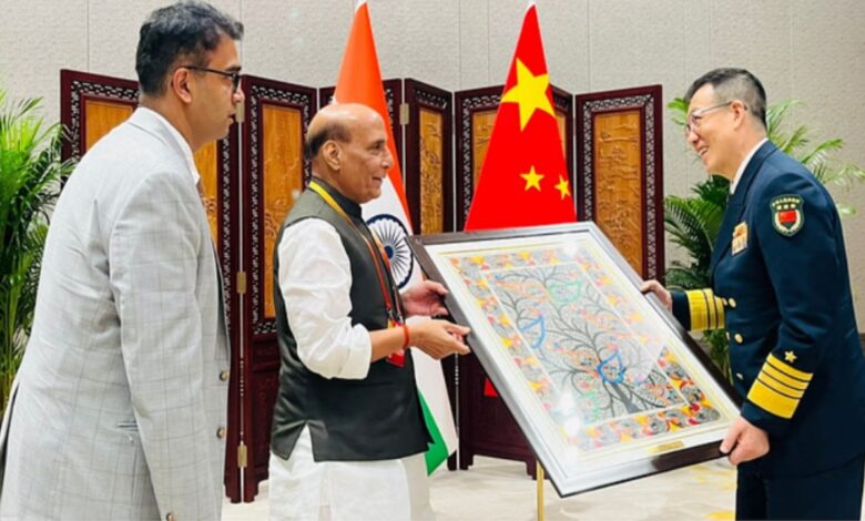 SCO सम्मेलन में राजनाथ सिंह और चीनी रक्षा मंत्री की मुलाकात, मधुबनी पेंटिंग भेंट की; साझा बयान पर भारत ने जताया ऐतराज