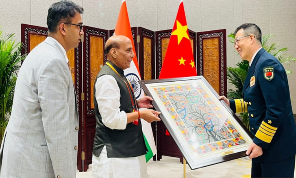 SCO सम्मेलन में राजनाथ सिंह और चीनी रक्षा मंत्री की मुलाकात, मधुबनी पेंटिंग भेंट की; साझा बयान पर भारत ने जताया ऐतराज