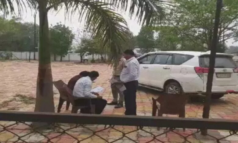 शराब घोटाला: कारोबारी विजय भाटिया दिल्ली से गिरफ्तार, दुर्ग-भिलाई में EOW की छापेमारी जारी