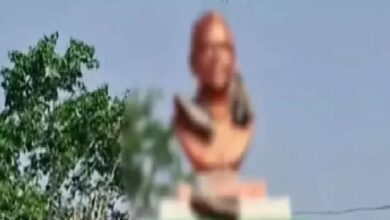 अटल प्रतिमा के अपमान से आक्रोश, असामाजिक तत्वों ने पहनाई जूतों की माला