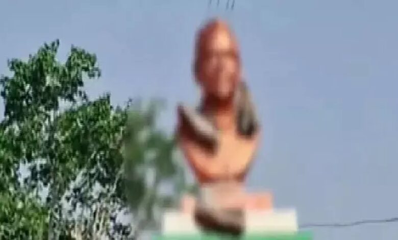 अटल प्रतिमा के अपमान से आक्रोश, असामाजिक तत्वों ने पहनाई जूतों की माला