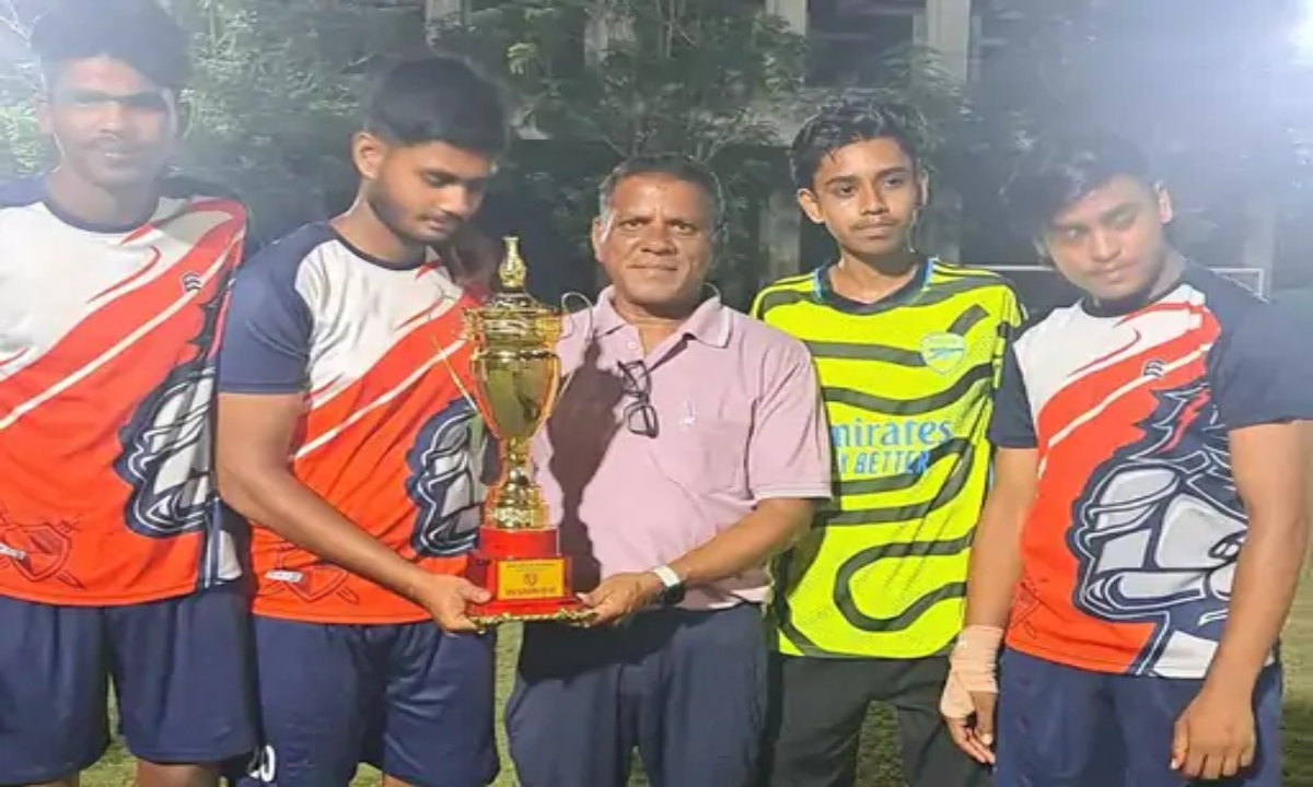 फुटबॉल जीत की खुशी में कोच की मौत: कुर्सी से उठे, अटैक आया और फिर नहीं उठे