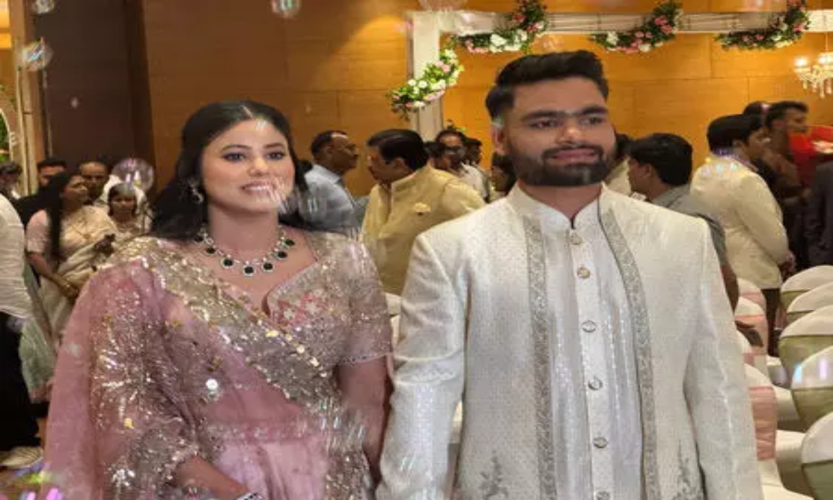 रिंकू सिंह और सपा सांसद प्रिया सरोज की सगाई, सियासत और क्रिकेट जगत की हस्तियां रहीं शामिल