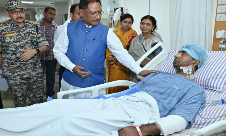 मुख्यमंत्री ने अस्पताल पहुंचकर सुकमा नक्सली हमले में घायल जवानों का जाना हाल